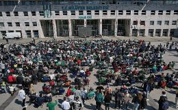 Bursaspor’un şampiyonluk maçı Halk Evi önünde dev ekranda izlendi