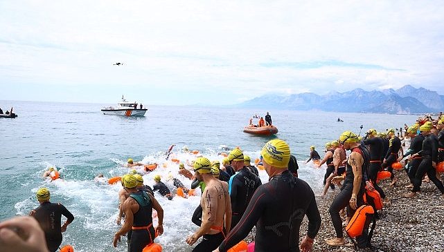 Açık su yüzme yarışlarının startını Başkan Muhittin Böcek verdi