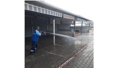 Akbük Semt Pazarı, belediye ekiplerince temizlendi.