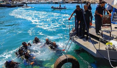 Antalya Büyükşehir Belediyesi’nden Kaleiçi Yat Limanı’nda deniz dip temizliği