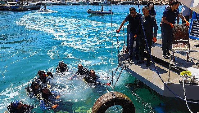 Antalya Büyükşehir Belediyesi’nden Kaleiçi Yat Limanı’nda deniz dip temizliği