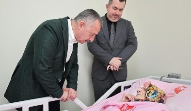 Büyükakın, Anneler Günü’nde şehit ailesi ve huzurevine gitti