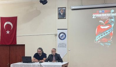 Ege Üniversitesi 2. Uluslararası Turan Film Festivalinde sahne genç yönetmenlerin
