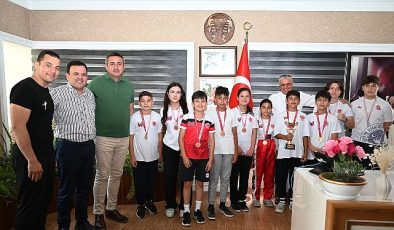 Kick Boks sporcuları başarılarını Başkan Topaloğlu ile paylaştı