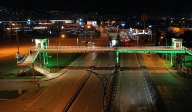 Kocaeli’nde üst geçitler yeşile büründü