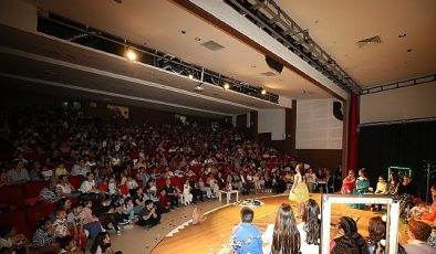 Menderes Belediyesi Çocuk Tiyatrosu Sahnede